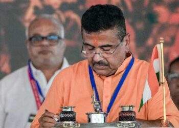 बंगाल में सत्ता बदलते ही बड़े फैसले, BSF से आयुष्मान तक शुभेंदु सरकार के 6 ऐलान ने बढ़ाई सियासी हलचल