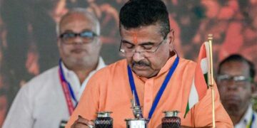 बंगाल में सत्ता बदलते ही बड़े फैसले, BSF से आयुष्मान तक शुभेंदु सरकार के 6 ऐलान ने बढ़ाई सियासी हलचल