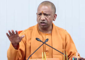 UP में अफसरों के लिए नया फरमान, अब सांसद-विधायकों को नहीं दिया सम्मान तो होगी कार्रवाई