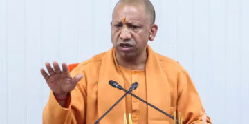 UP में अफसरों के लिए नया फरमान, अब सांसद-विधायकों को नहीं दिया सम्मान तो होगी कार्रवाई