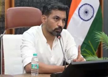 गंगा सफाई पर डीएम का बड़ा एक्शन! वर्षों से लटकी परियोजनाओं पर भड़के आशीष चौहान, अधिकारियों को दी सख्त चेतावनी