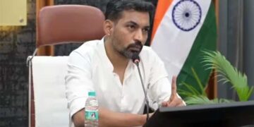 गंगा सफाई पर डीएम का बड़ा एक्शन! वर्षों से लटकी परियोजनाओं पर भड़के आशीष चौहान, अधिकारियों को दी सख्त चेतावनी