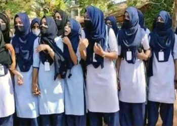 कर्नाटक में फिर बदले हिजाब नियम, स्कूल-कॉलेजों में धार्मिक प्रतीकों की एंट्री; कांग्रेस सरकार ने पलटा 2022 का फैसला