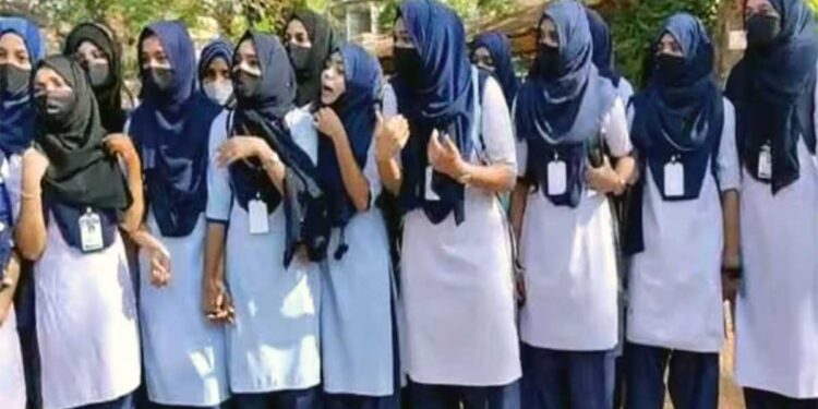 कर्नाटक में फिर बदले हिजाब नियम, स्कूल-कॉलेजों में धार्मिक प्रतीकों की एंट्री; कांग्रेस सरकार ने पलटा 2022 का फैसला
