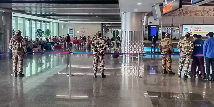 दुबई उड़ान से पहले बड़ा खुलासा, लखनऊ एयरपोर्ट पर यात्री के बैग से मिला अवैध तमंचा, मचा हड़कंप