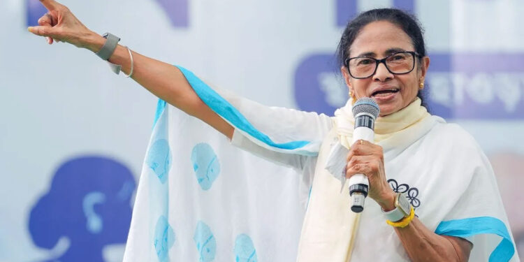 ममता बनर्जी का इस्तीफे से साफ इनकार, चुनाव आयोग पर लगाए गंभीर आरोप