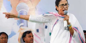 हार के बाद भी नहीं टूटा ममता का हौसला, कार्यकर्ताओं को कविता लिखकर दिया बड़ा संदेश
