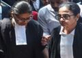 काले कोट में हाईकोर्ट पहुंचीं ममता बनर्जी, बाहर निकलते ही लगे ‘चोर-चोर’ के नारे