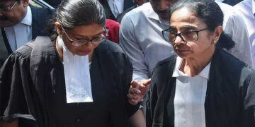 काले कोट में हाईकोर्ट पहुंचीं ममता बनर्जी, बाहर निकलते ही लगे ‘चोर-चोर’ के नारे