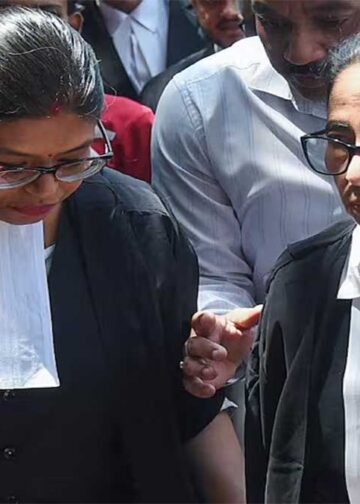 काले कोट में हाईकोर्ट पहुंचीं ममता बनर्जी, बाहर निकलते ही लगे ‘चोर-चोर’ के नारे