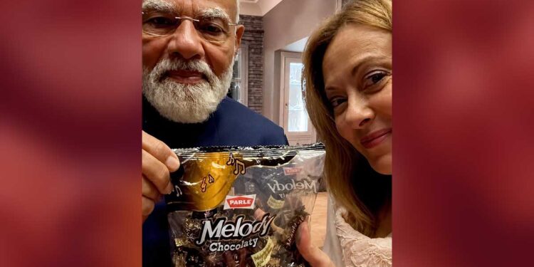 # मोदी-मेलोनी की ‘मेलोडी’ ने मचाया धमाल! गलतफहमी में रॉकेट बने Parle Industries के शेयर प्रधानमंत्री Narendra Modi और इटली की प्रधानमंत्री Giorgia Meloni की मुलाकात के बाद ‘मेलोडी’ टॉफी सोशल मीडिया पर जबरदस्त चर्चा में आ गई। लेकिन इस वायरल मोमेंट का असर अब शेयर बाजार तक पहुंच गया है। हैरानी की बात यह है कि मेलोडी टॉफी बनाने वाली कंपनी नहीं, बल्कि उससे अलग नाम वाली कंपनी के शेयर अचानक तेजी से उछल गए। शेयर बाजार में निवेशकों के बीच भ्रम की स्थिति ऐसी बनी कि Parle Industries Limited के शेयरों में करीब 5 फीसदी तक उछाल देखने को मिला। ## मोदी ने मेलोनी को गिफ्ट की थी ‘मेलोडी’ इटली दौरे के दौरान पीएम मोदी ने जॉर्जिया मेलोनी को ‘मेलोडी’ टॉफी गिफ्ट की थी। इसका वीडियो सोशल मीडिया पर तेजी से वायरल हुआ था। वीडियो में मेलोनी टॉफी की तारीफ करती दिखीं, जिसके बाद पीएम मोदी मुस्कुराते हुए ‘मेलोडी’ कहते नजर आए। इस वायरल वीडियो के बाद सोशल मीडिया पर मेलोडी टॉफी और पार्ले ब्रांड की खूब चर्चा शुरू हो गई। ## लेकिन शेयर किस कंपनी के बढ़े? दिलचस्प बात यह रही कि मेलोडी टॉफी बनाने वाली कंपनी Parle Products है, जबकि शेयर बाजार में तेजी Parle Industries Limited के शेयरों में देखी गई। कई निवेशकों ने नाम की समानता के कारण दोनों कंपनियों को एक ही समझ लिया, जिसके चलते Parle Industries के शेयर अचानक चढ़ गए। ## 97 साल पुराना है पार्ले ब्रांड Parle Products भारत की सबसे पुरानी और लोकप्रिय FMCG कंपनियों में गिनी जाती है। इसकी शुरुआत करीब 97 साल पहले ‘हाउस ऑफ पार्ले’ के नाम से हुई थी। आज कंपनी के पास 21 से ज्यादा बड़े प्रोडक्ट ब्रांड हैं और देशभर में 125 से अधिक फैक्ट्रियां संचालित होती हैं। Parle-G, Melody, Krackjack, Monaco और Kismi जैसे प्रोडक्ट्स इसी कंपनी के लोकप्रिय ब्रांड हैं। ## Parle Industries और Parle Products में क्या फर्क है? नाम समान होने के बावजूद दोनों कंपनियां पूरी तरह अलग हैं। Parle Products एक FMCG कंपनी है, जो बिस्किट, टॉफी, स्नैक्स और खाद्य उत्पाद बनाती है। वहीं Parle Industries Limited रियल एस्टेट, इंफ्रास्ट्रक्चर और रीसाइक्लिंग जैसे कारोबार से जुड़ी हुई कंपनी है और यह बॉम्बे स्टॉक एक्सचेंज में लिस्टेड है। यानी मेलोडी टॉफी की चर्चा का फायदा शेयर बाजार में एक दूसरी कंपनी को मिल गया। permalink: parle-industries-share-melody-toffee-modi-meloni keywords: Parle Industries Share, Melody Toffee Viral, Modi Meloni Melody, पार्ले इंडस्ट्रीज शेयर, Melody Candy News tags: Parle Industries, Parle Products, Melody Toffee, Narendra Modi, Giorgia Meloni, Share Market, Stock Market, Viral News
