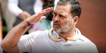 ‘वायनाड अगला अमेठी बन जाएगा...’ राहुल-प्रियंका के खिलाफ पोस्टरों से गरमाई कांग्रेस, CM चेहरे पर बढ़ा सस्पेंस