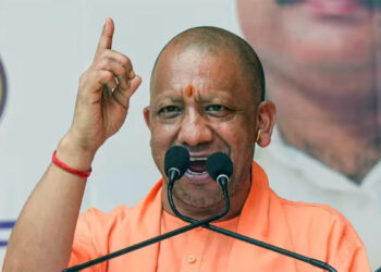 किसी का इलाज पैसे के अभाव में नहीं रुकेगा, CM योगी ने जनता दर्शन में दिया भरोसा, 200 लोगों की सुनी समस्याएं