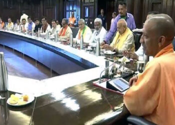 बंगाल में TMC ढही तो लखनऊ में जश्न, CM योगी ने कैबिनेट मीटिंग में बांटी मिठाई