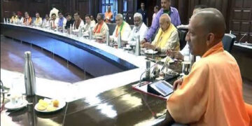 बंगाल में TMC ढही तो लखनऊ में जश्न, CM योगी ने कैबिनेट मीटिंग में बांटी मिठाई