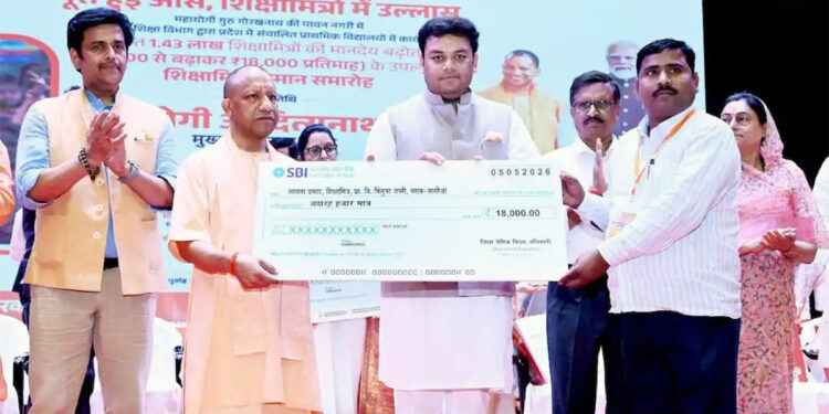 गोरखपुर में CM योगी का बड़ा ऐलान, शिक्षामित्रों का बढ़ाया मानदेय, सम्मान समारोह में दी कई सौगातें