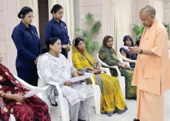 जनता दर्शन में योगी का सख्त संदेश! अफसरों से बोले- तय समय में हो हर फरियादी की समस्या का समाधान