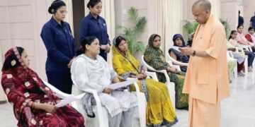 जनता दर्शन में योगी का सख्त संदेश! अफसरों से बोले- तय समय में हो हर फरियादी की समस्या का समाधान