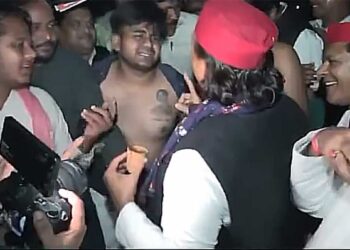 Dimple Yadav Tattoo: सीने पर गुदवाया डिंपल यादव का टैटू, अखिलेश यादव से बोला- "भईया, आपने डिंपल भाभी से मिलवाने का वादा किया था"