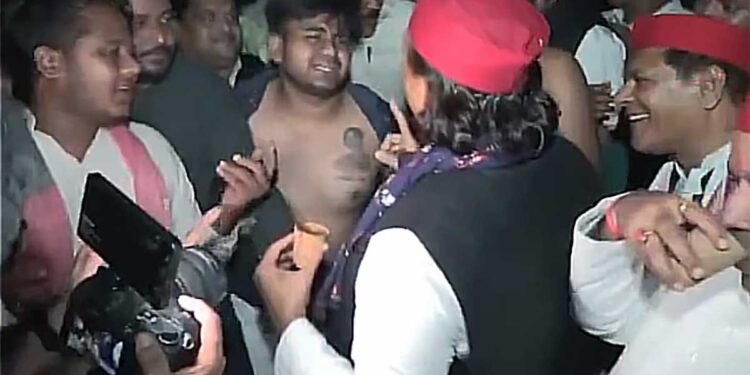 Dimple Yadav Tattoo: सीने पर गुदवाया डिंपल यादव का टैटू, अखिलेश यादव से बोला- "भईया, आपने डिंपल भाभी से मिलवाने का वादा किया था"