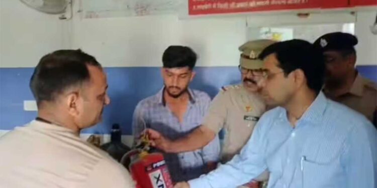 लखनऊ अग्निकांड के बाद गोरखपुर में बड़ा एक्शन! फायर सेफ्टी जांच में फेल हुए कई कोचिंग सेंटर, 3 दिन का अल्टीमेटम