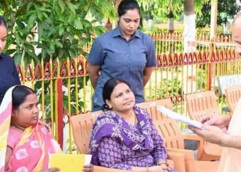 गोरखपुर में CM योगी का जनता दर्शन, 200 फरियादियों की सुनी समस्याएं; बोले- हर जरूरतमंद के साथ खड़ी है सरकार