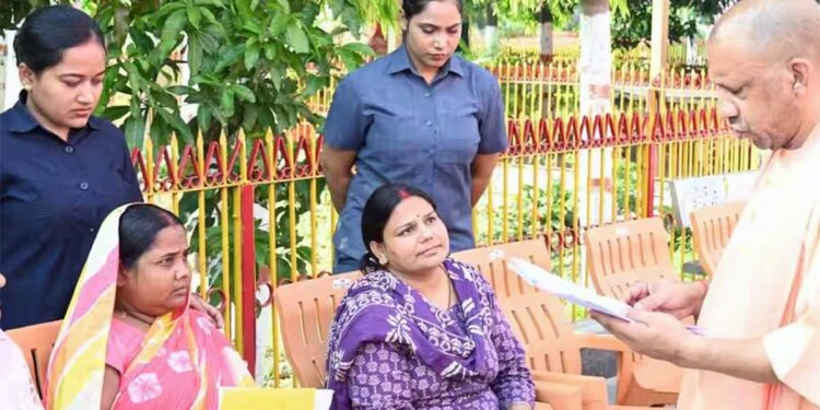 गोरखपुर में CM योगी का जनता दर्शन, 200 फरियादियों की सुनी समस्याएं; बोले- हर जरूरतमंद के साथ खड़ी है सरकार