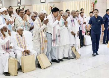 जेवर एयरपोर्ट से पहली उड़ान में बैठे किसान, लखनऊ पहुंच CM योगी का जताया आभार; बोले- सपना सच कर दिया
