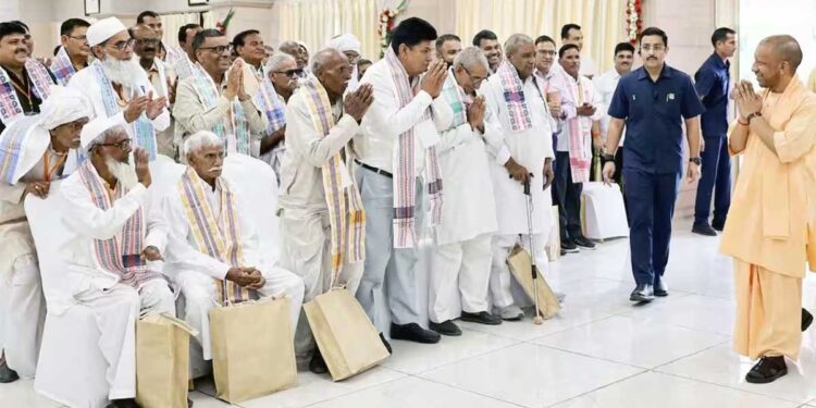 जेवर एयरपोर्ट से पहली उड़ान में बैठे किसान, लखनऊ पहुंच CM योगी का जताया आभार; बोले- सपना सच कर दिया