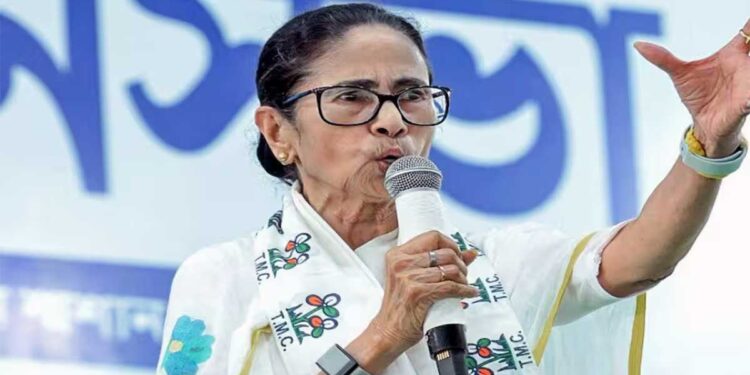 TMC में बगावत के बाद ममता बनर्जी का बड़ा वार! फिरहाद हकीम समेत 8 दिग्गज नेता सस्पेंड, चुनाव आयोग तक पहुंचा विवाद