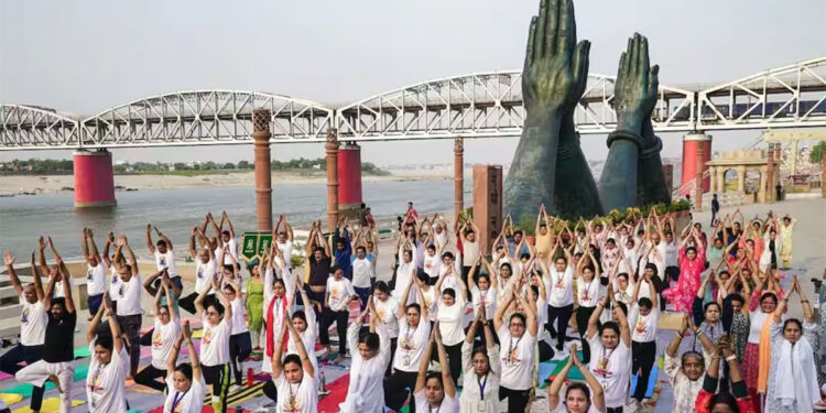 International Yoga Day 2026: यूपी में बनेगा नया रिकॉर्ड! 1.42 करोड़ छात्र एक साथ करेंगे योग, स्कूलों में दिखेगा योगमय माहौल
