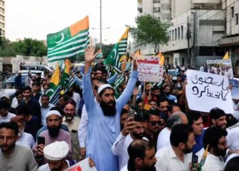 PoK Protest: मुजफ्फराबाद से रावलकोट तक उबाल, शहबाज सरकार और पाक सेना के खिलाफ सड़कों पर उतरे हजारों लोग
