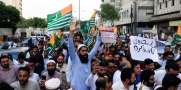 PoK Protest: मुजफ्फराबाद से रावलकोट तक उबाल, शहबाज सरकार और पाक सेना के खिलाफ सड़कों पर उतरे हजारों लोग