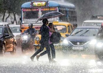 IMD Weather Alert: अगले कुछ दिन भारी बारिश का कहर, तेज हवाओं के साथ Heatwave भी बरपाएगी कहर, जानिए किन राज्यों में अलर्ट
