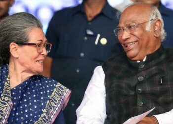 कांग्रेस में होने वाला है बड़ा बदलाव? सोनिया गांधी ने बुलाई दिग्गज नेताओं की बैठक, मोदी सरकार को घेरने पर बना खास प्लान
