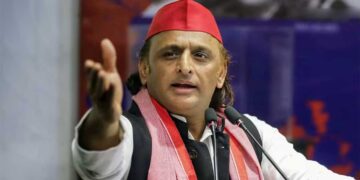 आगरा की धंसी सड़कें बनीं सियासी मुद्दा, अखिलेश यादव का हमला- 'भाजपा के भ्रष्टाचार से दुनिया में हो रही बदनामी'