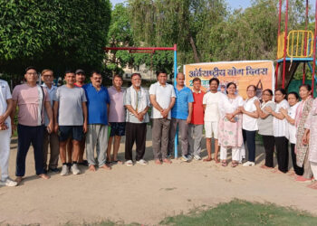 International Yoga Day 2026: आगरा में भाजपा नेता उपेंद्र सिंह ने किया योगाभ्यास, बोले- स्वस्थ जीवन के लिए योग अपनाएं