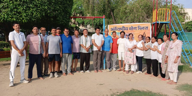 International Yoga Day 2026: आगरा में भाजपा नेता उपेंद्र सिंह ने किया योगाभ्यास, बोले- स्वस्थ जीवन के लिए योग अपनाएं