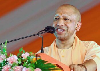 Hathras Rally में CM Yogi का Akhilesh Yadav पर तीखा हमला, बोले- 'राम लला के दर्शन कर लीजिए, सद्बुद्धि आ जाएगी'
