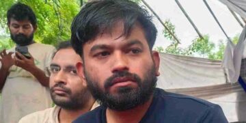 NEET Protest: CJP संस्थापक अभिजीत दीपके के माता-पिता का बड़ा बयान, बोले- 'बेटे को आंदोलन से पीछे हटने के लिए नहीं कहेंगे'