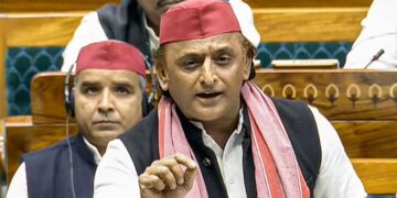 Akhilesh Yadav in Lok Sabha: लाठीचार्ज पर लोकसभा में गरजे सपा प्रमुख, बोले- 'क्या अब बेटियों के कपड़े फाड़ेंगे आप?'
