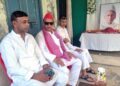 समाजवादी पार्टी के प्रदेश सचिव एवं 361 नगर विधानसभा बलिया से जुड़े नेता अकमल नईम खां 'मुन्ना' ने आज निज़ामाबाद पहुंचकर देश के सबसे बुजुर्ग और ईमानदार माने जाने वाले मरहूम पूर्व विधायक आलमबदी आज़मी के आवास पर पहुंचकर उन्हें श्रद्धांजलि अर्पित की। इस दौरान उन्होंने दिवंगत नेता के परिजनों से मुलाकात कर अपनी संवेदनाएं भी व्यक्त कीं। अकमल नईम 'मुन्ना' ने कहा कि मरहूम आलमबदी आज़मी ने अपना पूरा जीवन जनता की सेवा और जनहित के कार्यों के लिए समर्पित कर दिया। उनके सादगीपूर्ण जीवन, ईमानदारी और जनसेवा को हमेशा सम्मान के साथ याद किया जाएगा। उन्होंने दिवंगत नेता की आत्मा की शांति के लिए दुआ करते हुए कहा कि अल्लाह तआला उन्हें अपनी रहमत अता फरमाए और जन्नत-उल-फिरदौस में आला मुकाम नसीब करे। उन्होंने कहा कि समाज और प्रदेश की राजनीति में आलमबदी आज़मी का योगदान हमेशा प्रेरणास्रोत बना रहेगा।