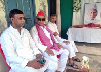 समाजवादी पार्टी के प्रदेश सचिव एवं 361 नगर विधानसभा बलिया से जुड़े नेता अकमल नईम खां 'मुन्ना' ने आज निज़ामाबाद पहुंचकर देश के सबसे बुजुर्ग और ईमानदार माने जाने वाले मरहूम पूर्व विधायक आलमबदी आज़मी के आवास पर पहुंचकर उन्हें श्रद्धांजलि अर्पित की। इस दौरान उन्होंने दिवंगत नेता के परिजनों से मुलाकात कर अपनी संवेदनाएं भी व्यक्त कीं। अकमल नईम 'मुन्ना' ने कहा कि मरहूम आलमबदी आज़मी ने अपना पूरा जीवन जनता की सेवा और जनहित के कार्यों के लिए समर्पित कर दिया। उनके सादगीपूर्ण जीवन, ईमानदारी और जनसेवा को हमेशा सम्मान के साथ याद किया जाएगा। उन्होंने दिवंगत नेता की आत्मा की शांति के लिए दुआ करते हुए कहा कि अल्लाह तआला उन्हें अपनी रहमत अता फरमाए और जन्नत-उल-फिरदौस में आला मुकाम नसीब करे। उन्होंने कहा कि समाज और प्रदेश की राजनीति में आलमबदी आज़मी का योगदान हमेशा प्रेरणास्रोत बना रहेगा।