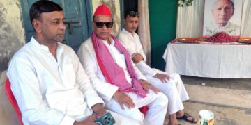 समाजवादी पार्टी के प्रदेश सचिव एवं 361 नगर विधानसभा बलिया से जुड़े नेता अकमल नईम खां 'मुन्ना' ने आज निज़ामाबाद पहुंचकर देश के सबसे बुजुर्ग और ईमानदार माने जाने वाले मरहूम पूर्व विधायक आलमबदी आज़मी के आवास पर पहुंचकर उन्हें श्रद्धांजलि अर्पित की। इस दौरान उन्होंने दिवंगत नेता के परिजनों से मुलाकात कर अपनी संवेदनाएं भी व्यक्त कीं। अकमल नईम 'मुन्ना' ने कहा कि मरहूम आलमबदी आज़मी ने अपना पूरा जीवन जनता की सेवा और जनहित के कार्यों के लिए समर्पित कर दिया। उनके सादगीपूर्ण जीवन, ईमानदारी और जनसेवा को हमेशा सम्मान के साथ याद किया जाएगा। उन्होंने दिवंगत नेता की आत्मा की शांति के लिए दुआ करते हुए कहा कि अल्लाह तआला उन्हें अपनी रहमत अता फरमाए और जन्नत-उल-फिरदौस में आला मुकाम नसीब करे। उन्होंने कहा कि समाज और प्रदेश की राजनीति में आलमबदी आज़मी का योगदान हमेशा प्रेरणास्रोत बना रहेगा।