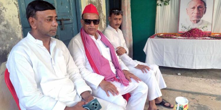 समाजवादी पार्टी के प्रदेश सचिव एवं 361 नगर विधानसभा बलिया से जुड़े नेता अकमल नईम खां 'मुन्ना' ने आज निज़ामाबाद पहुंचकर देश के सबसे बुजुर्ग और ईमानदार माने जाने वाले मरहूम पूर्व विधायक आलमबदी आज़मी के आवास पर पहुंचकर उन्हें श्रद्धांजलि अर्पित की। इस दौरान उन्होंने दिवंगत नेता के परिजनों से मुलाकात कर अपनी संवेदनाएं भी व्यक्त कीं। अकमल नईम 'मुन्ना' ने कहा कि मरहूम आलमबदी आज़मी ने अपना पूरा जीवन जनता की सेवा और जनहित के कार्यों के लिए समर्पित कर दिया। उनके सादगीपूर्ण जीवन, ईमानदारी और जनसेवा को हमेशा सम्मान के साथ याद किया जाएगा। उन्होंने दिवंगत नेता की आत्मा की शांति के लिए दुआ करते हुए कहा कि अल्लाह तआला उन्हें अपनी रहमत अता फरमाए और जन्नत-उल-फिरदौस में आला मुकाम नसीब करे। उन्होंने कहा कि समाज और प्रदेश की राजनीति में आलमबदी आज़मी का योगदान हमेशा प्रेरणास्रोत बना रहेगा।