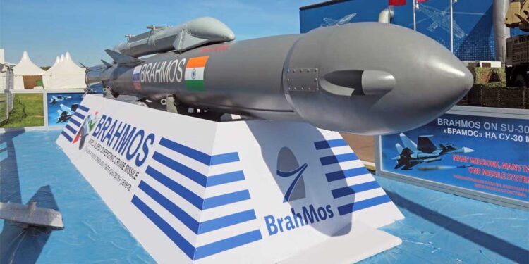 Indian Weapons की दुनिया में बढ़ी डिमांड! BrahMos से Akashteer तक, क्या India बनने जा रहा है नया Defense Power?