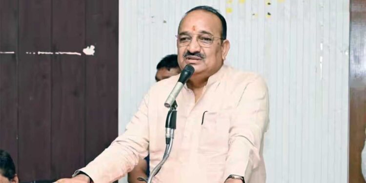 Kanpur-Lucknow Expressway: उद्घाटन से पहले बह गई एक्सप्रेसवे की मिट्टी, मंत्री के बयान पर मचा सियासी बवाल