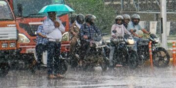 Weather Alert: 22 राज्यों में भारी बारिश और तूफान का खतरा, UP, Bihar, Delhi समेत कई इलाकों के लिए IMD का अलर्ट