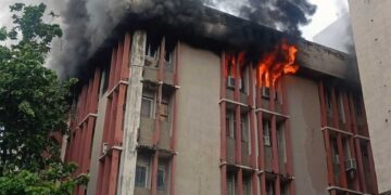 Lucknow News: जवाहर भवन में भीषण आग से मची अफरा-तफरी, चौथी मंजिल की कैंटीन से उठीं लपटें