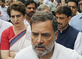 NEET Controversy: राहुल गांधी के Protest के बाद सरकार का बड़ा बयान, 13 गिरफ्तार, संसद में चर्चा को तैयार केंद्र